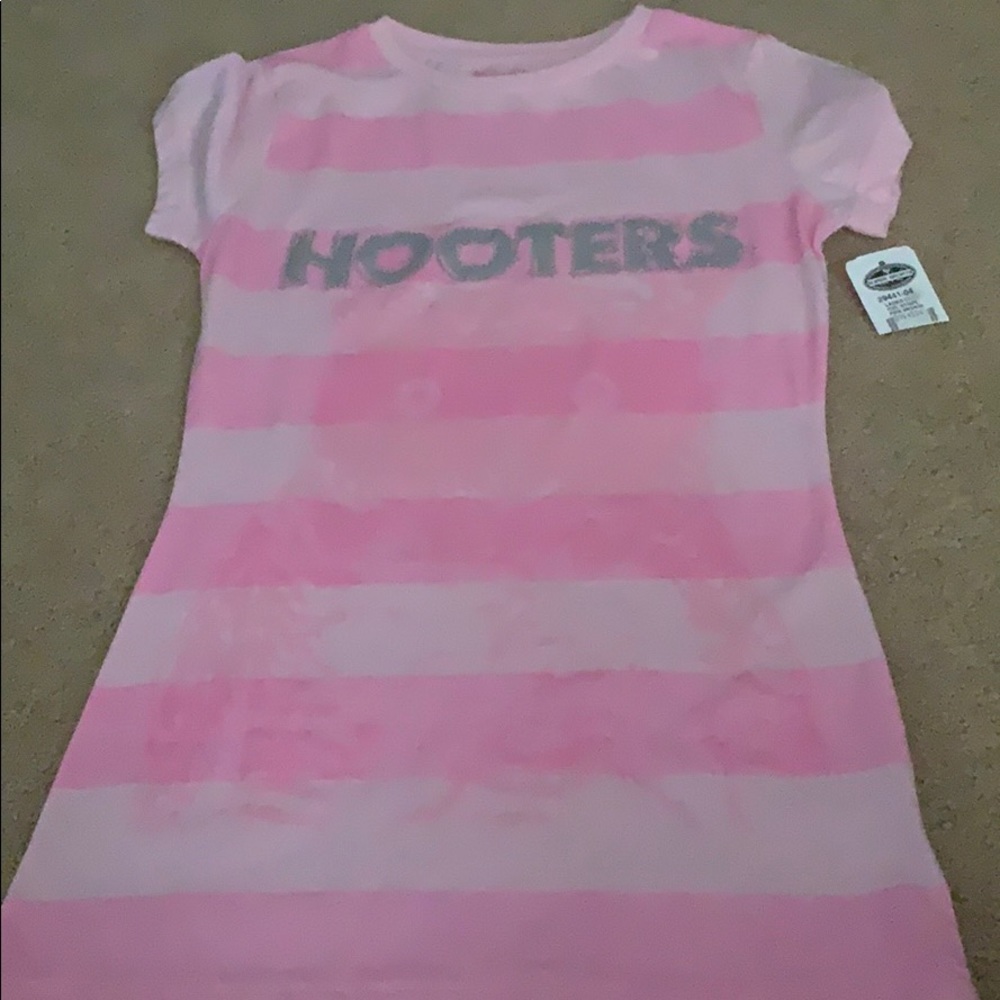 NWT cute pink Hooters shirt